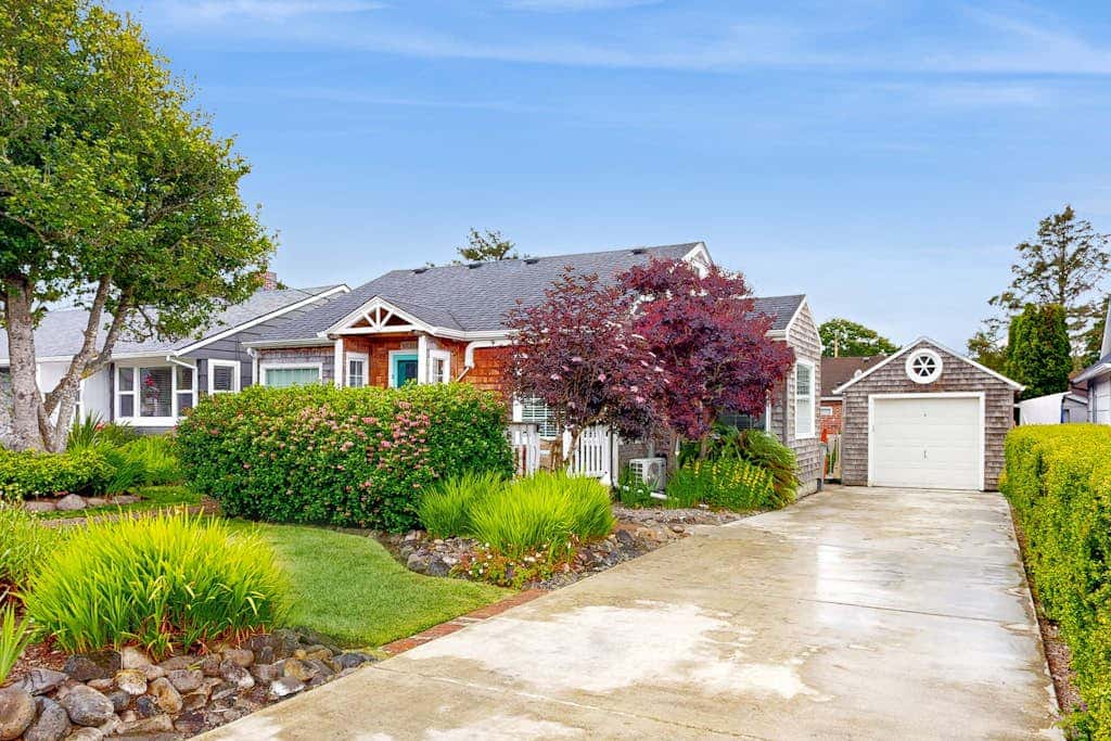 Updated house with patio, great location near beach, dog-friendly