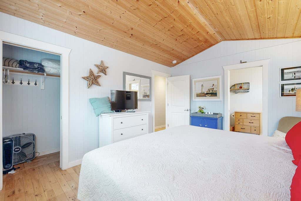 Updated house with patio, great location near beach, dog-friendly