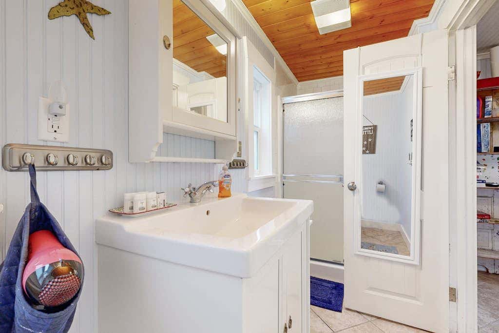 Updated house with patio, great location near beach, dog-friendly