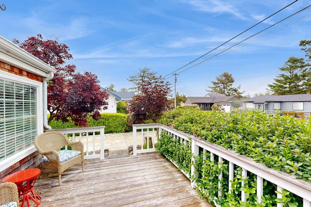 Updated house with patio, great location near beach, dog-friendly