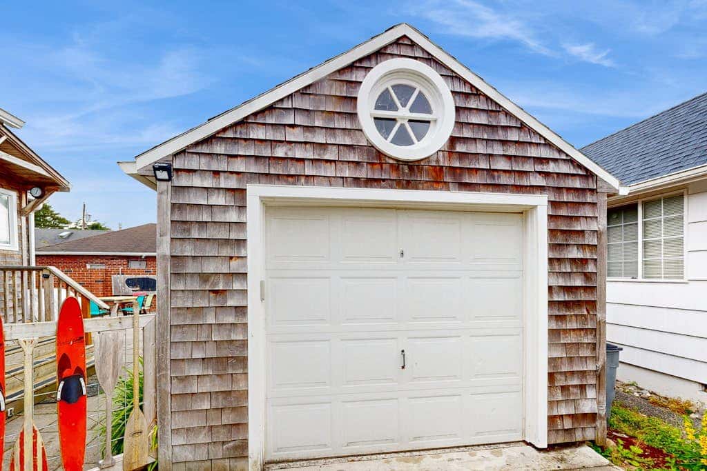 Updated house with patio, great location near beach, dog-friendly