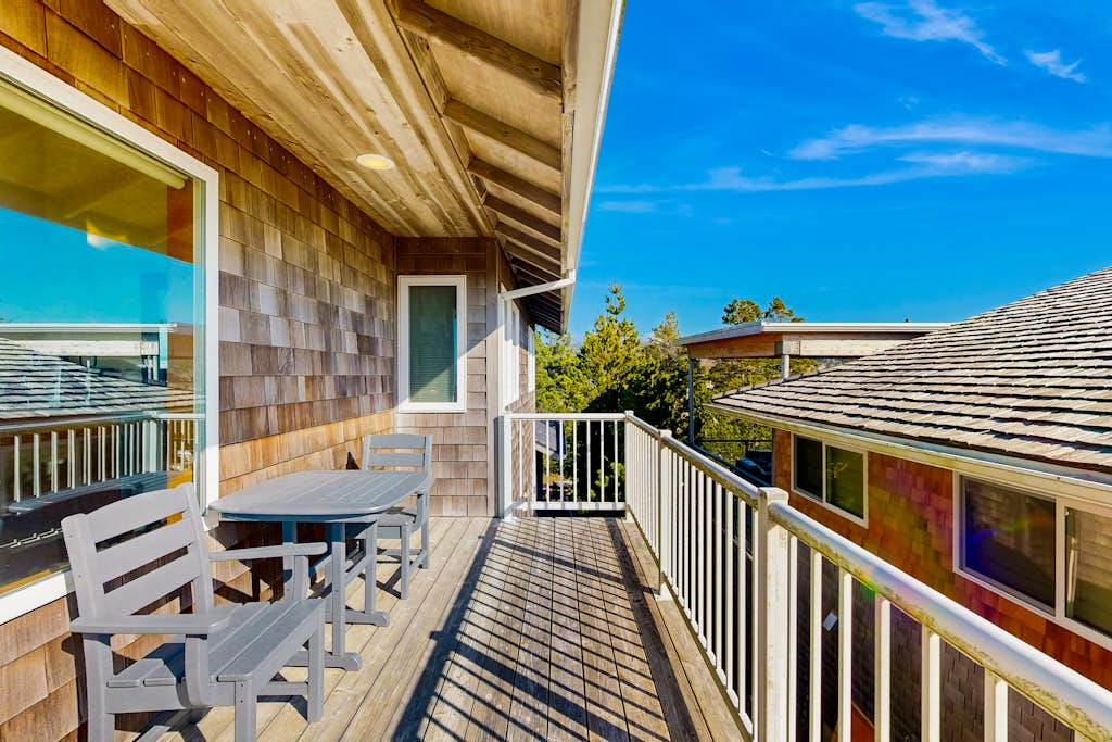 Oceanfront house with large great room, jetted bathtub, WiFi, & fireplace