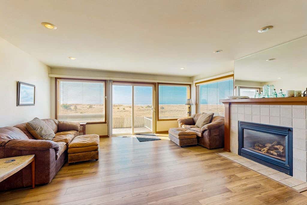Oceanfront house with large great room, jetted bathtub, WiFi, & fireplace