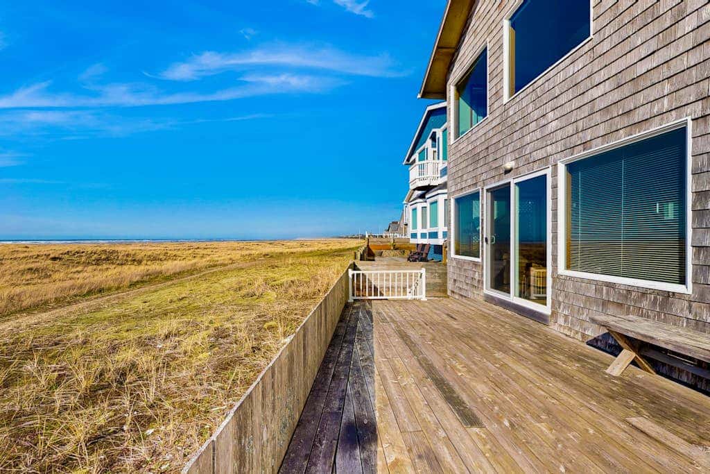 Oceanfront house with large great room, jetted bathtub, WiFi, & fireplace