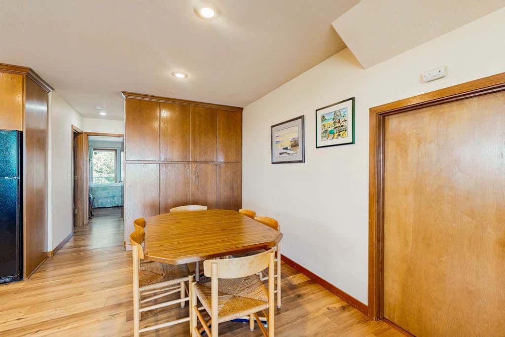 Oceanfront house with large great room, jetted bathtub, WiFi, & fireplace