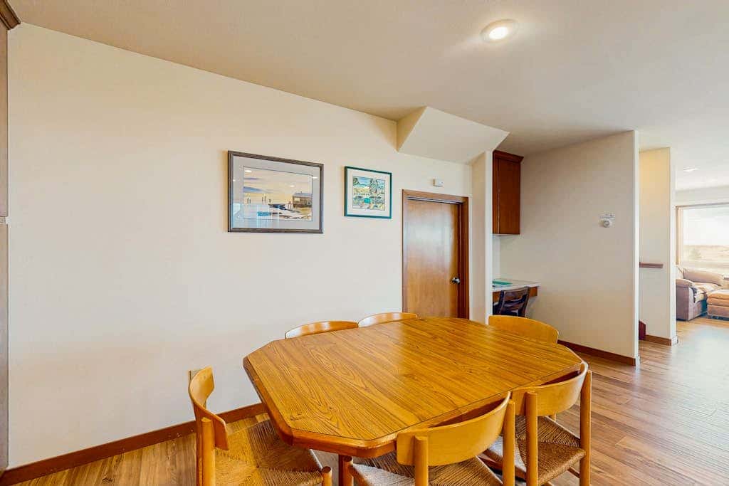 Oceanfront house with large great room, jetted bathtub, WiFi, & fireplace