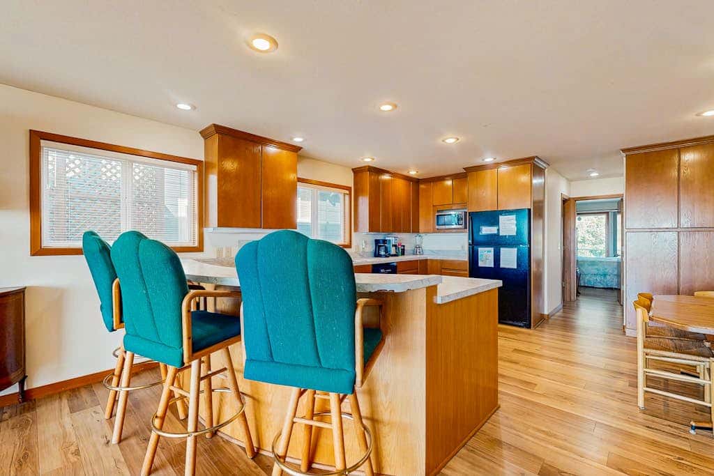 Oceanfront house with large great room, jetted bathtub, WiFi, & fireplace
