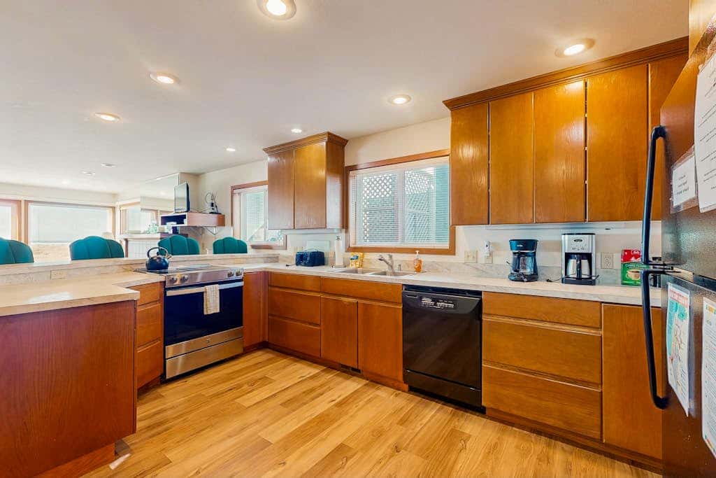 Oceanfront house with large great room, jetted bathtub, WiFi, & fireplace