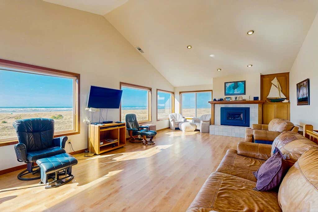 Oceanfront house with large great room, jetted bathtub, WiFi, & fireplace