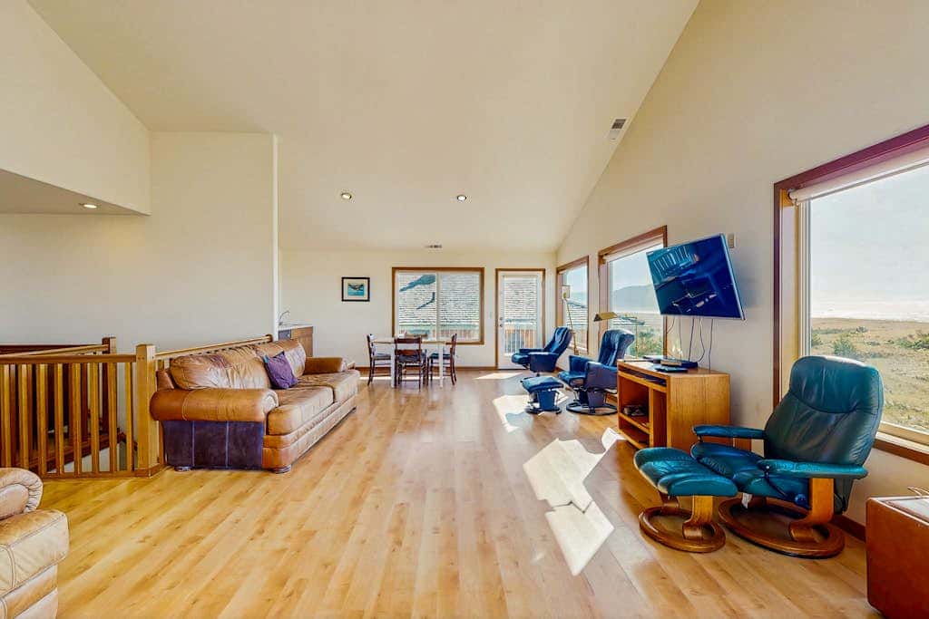 Oceanfront house with large great room, jetted bathtub, WiFi, & fireplace