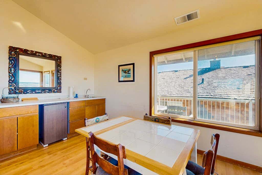 Oceanfront house with large great room, jetted bathtub, WiFi, & fireplace