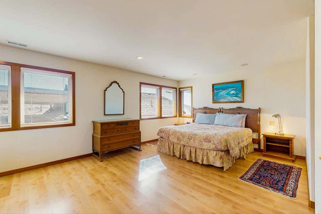 Oceanfront house with large great room, jetted bathtub, WiFi, & fireplace