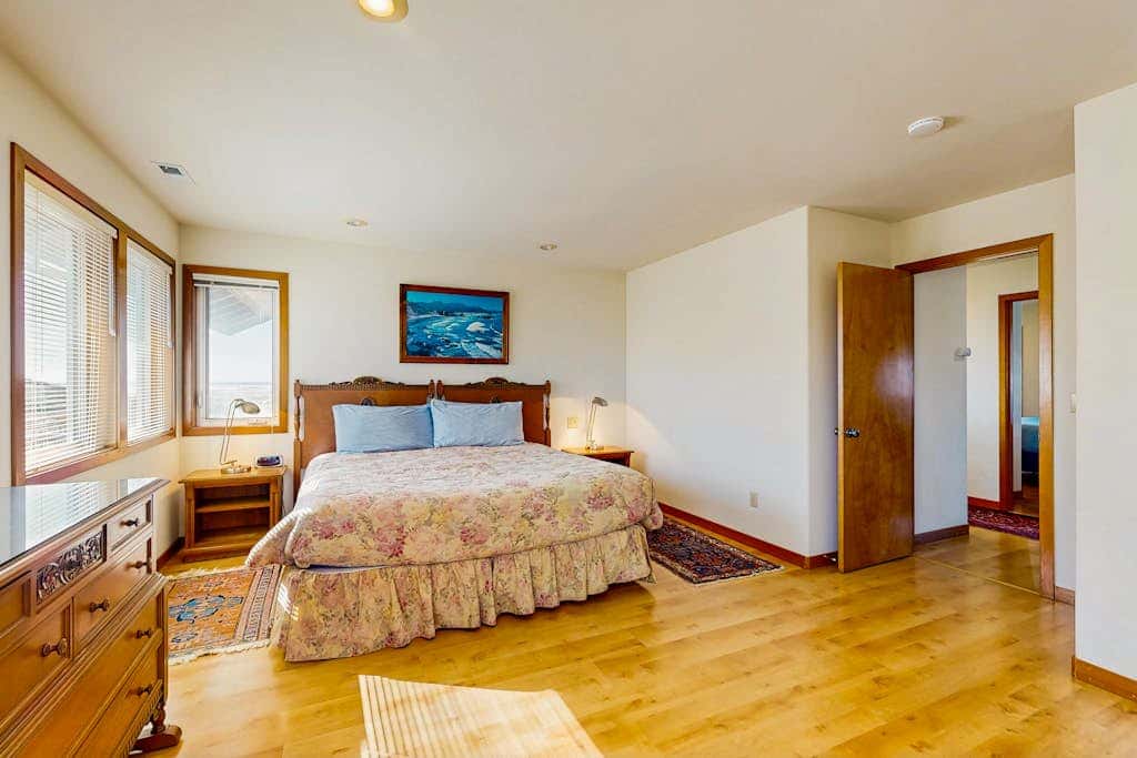 Oceanfront house with large great room, jetted bathtub, WiFi, & fireplace