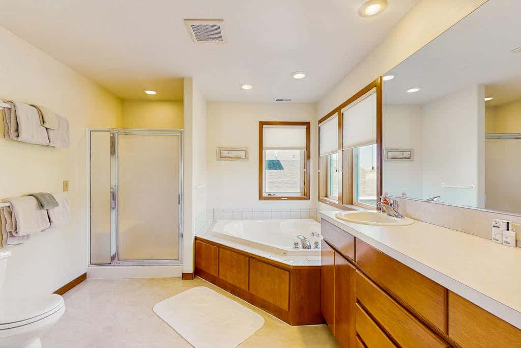 Oceanfront house with large great room, jetted bathtub, WiFi, & fireplace
