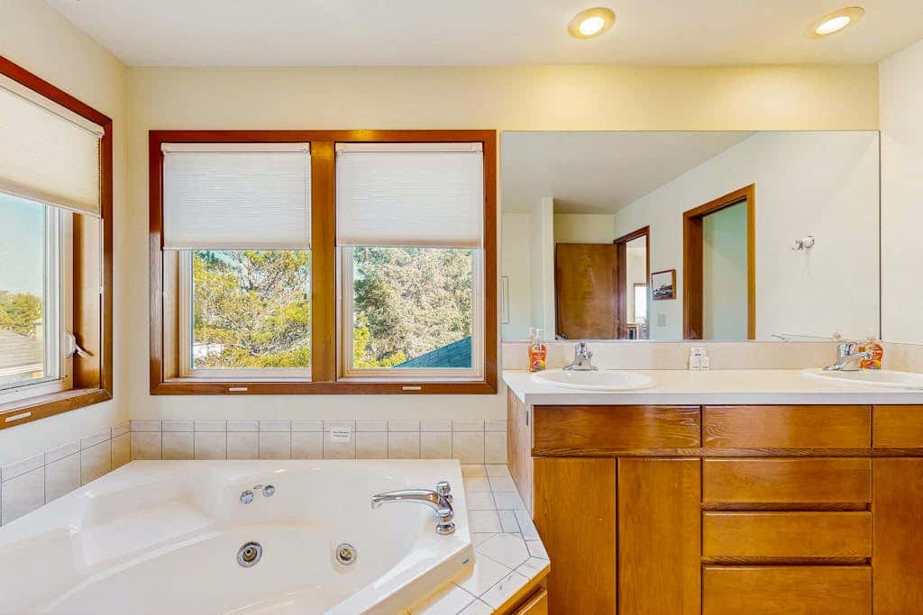 Oceanfront house with large great room, jetted bathtub, WiFi, & fireplace
