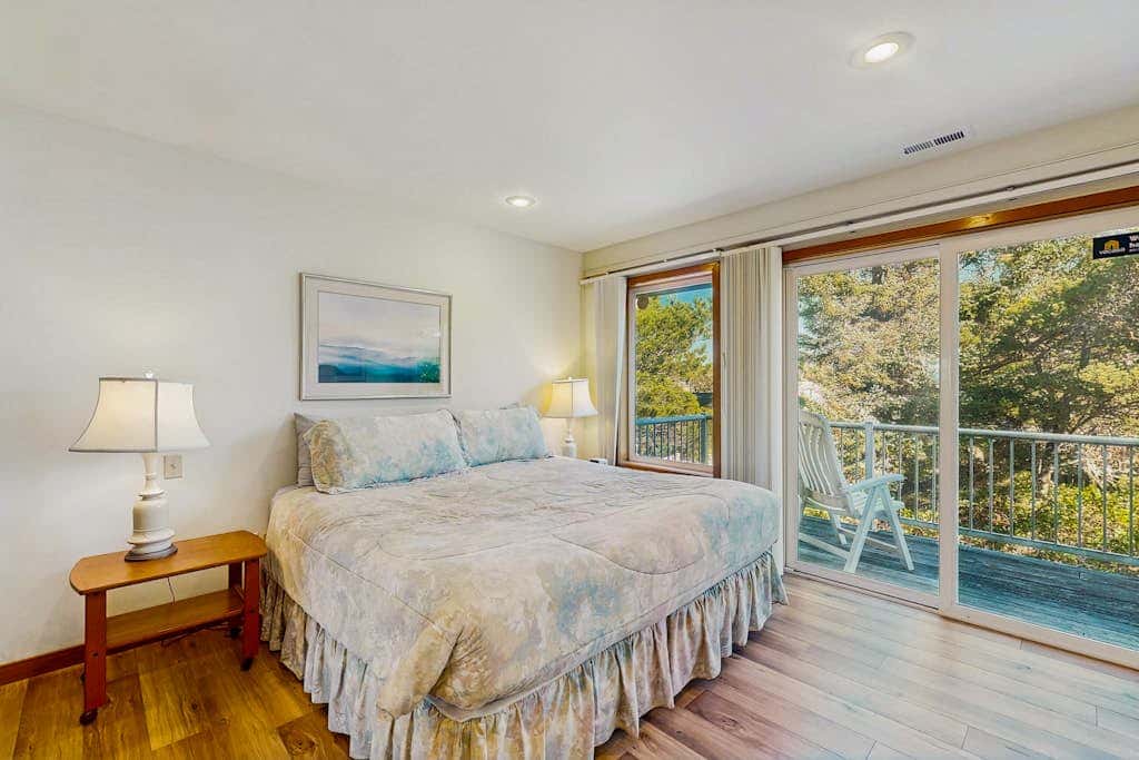 Oceanfront house with large great room, jetted bathtub, WiFi, & fireplace
