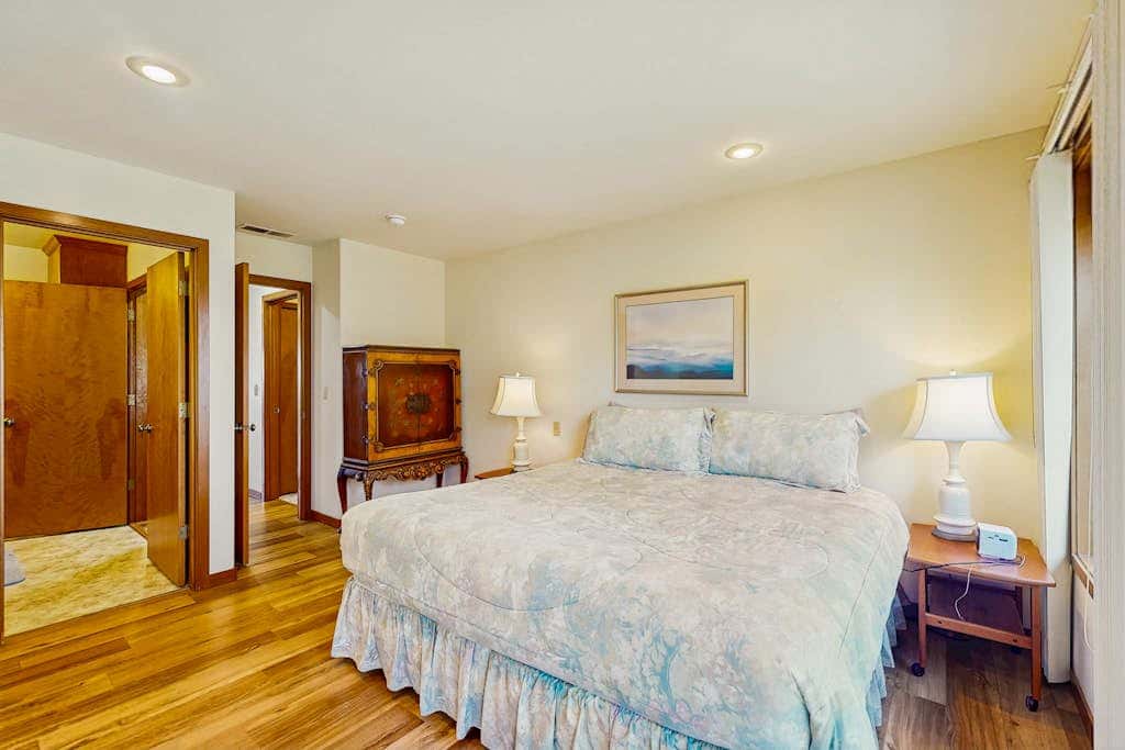Oceanfront house with large great room, jetted bathtub, WiFi, & fireplace