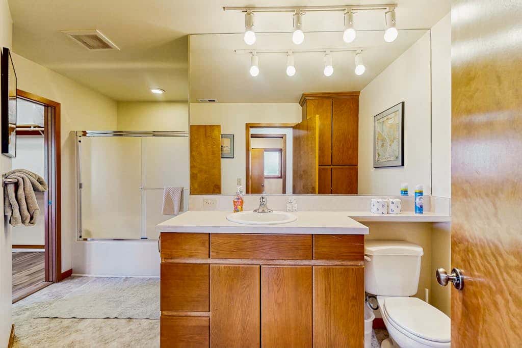 Oceanfront house with large great room, jetted bathtub, WiFi, & fireplace