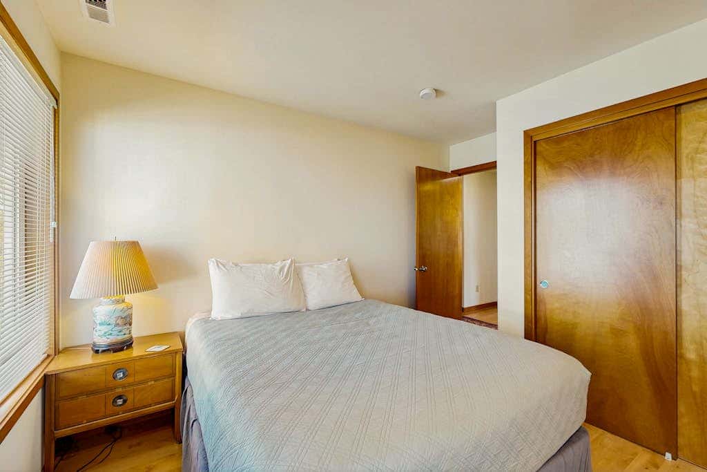 Oceanfront house with large great room, jetted bathtub, WiFi, & fireplace