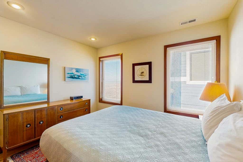 Oceanfront house with large great room, jetted bathtub, WiFi, & fireplace