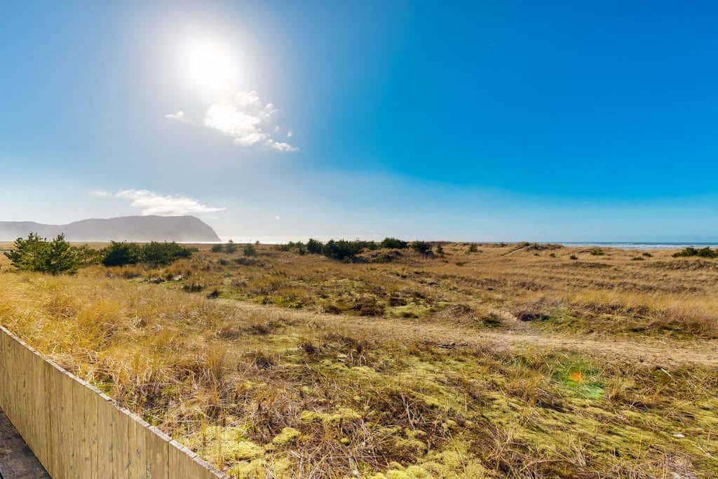 Oceanfront house with large great room, jetted bathtub, WiFi, & fireplace