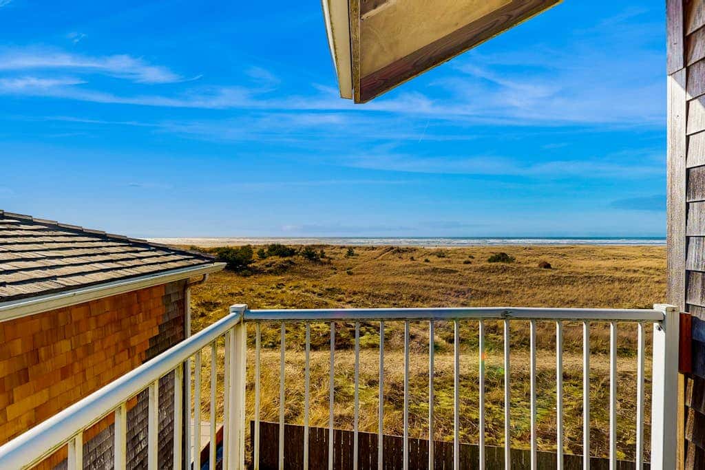 Oceanfront house with large great room, jetted bathtub, WiFi, & fireplace