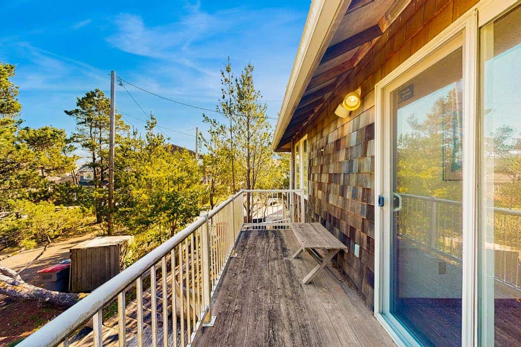Oceanfront house with large great room, jetted bathtub, WiFi, & fireplace