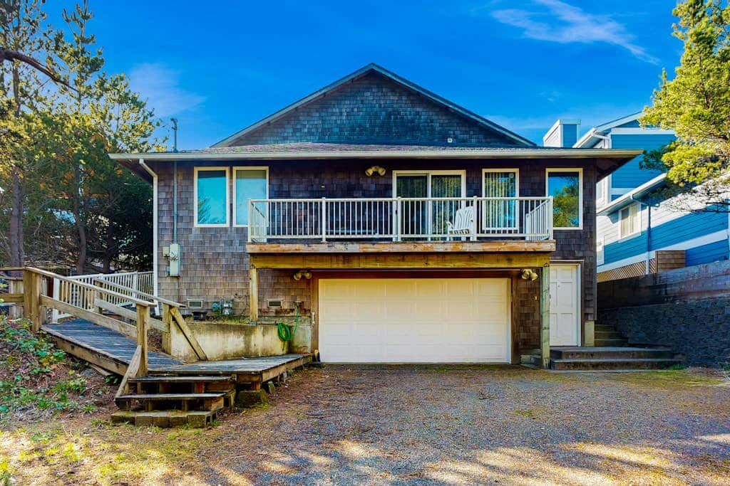 Oceanfront house with large great room, jetted bathtub, WiFi, & fireplace