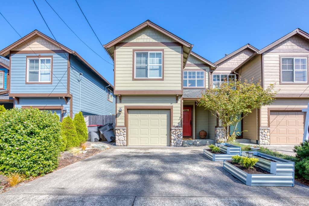 Modern Seaside townhome with easy beach access, firepit, fireplace, washer&dryer