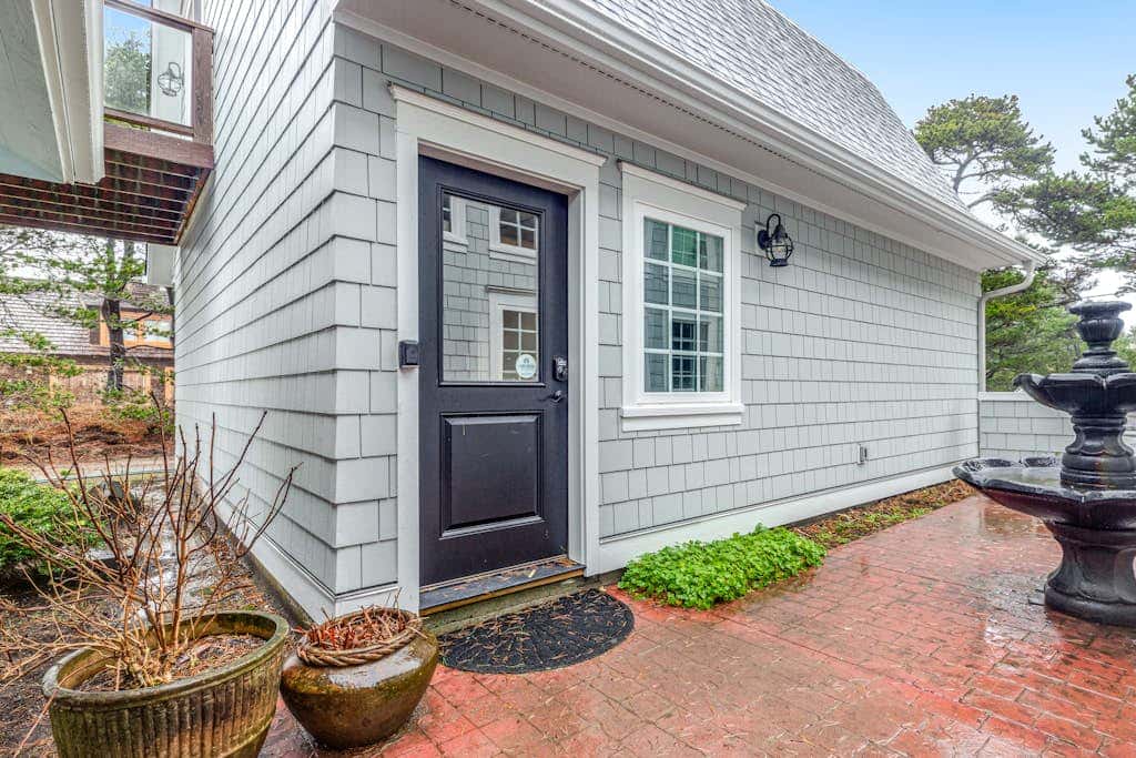 Lovely studio guesthouse with ocean views, outdoor deck & washer/dryer