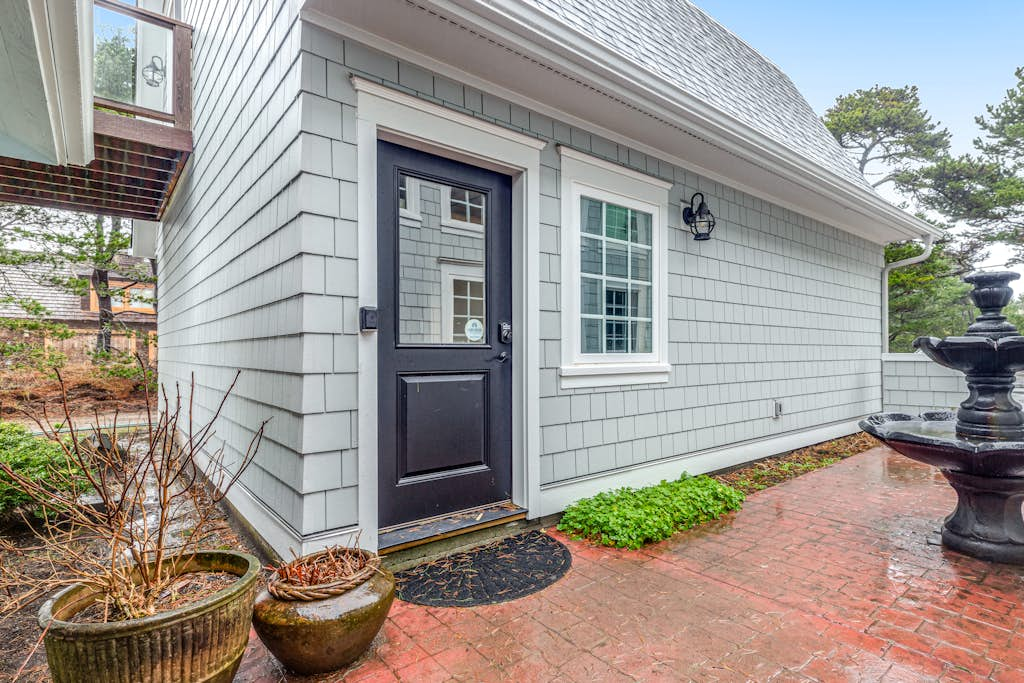Lovely studio guesthouse with ocean views, outdoor deck & washer/dryer