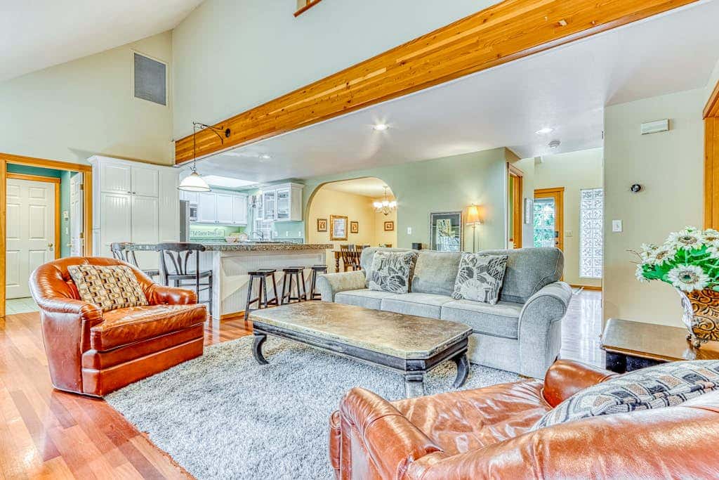 Westside Craftsman with enclosed yard & jetted tub