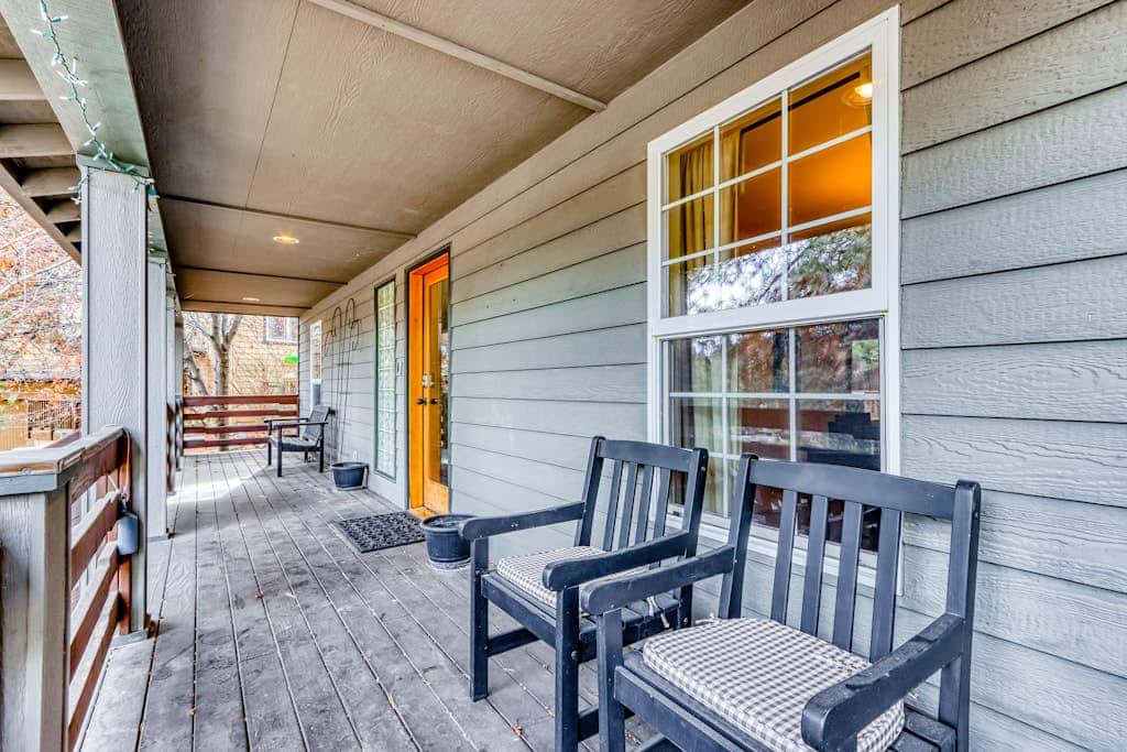 Westside Craftsman with enclosed yard & jetted tub