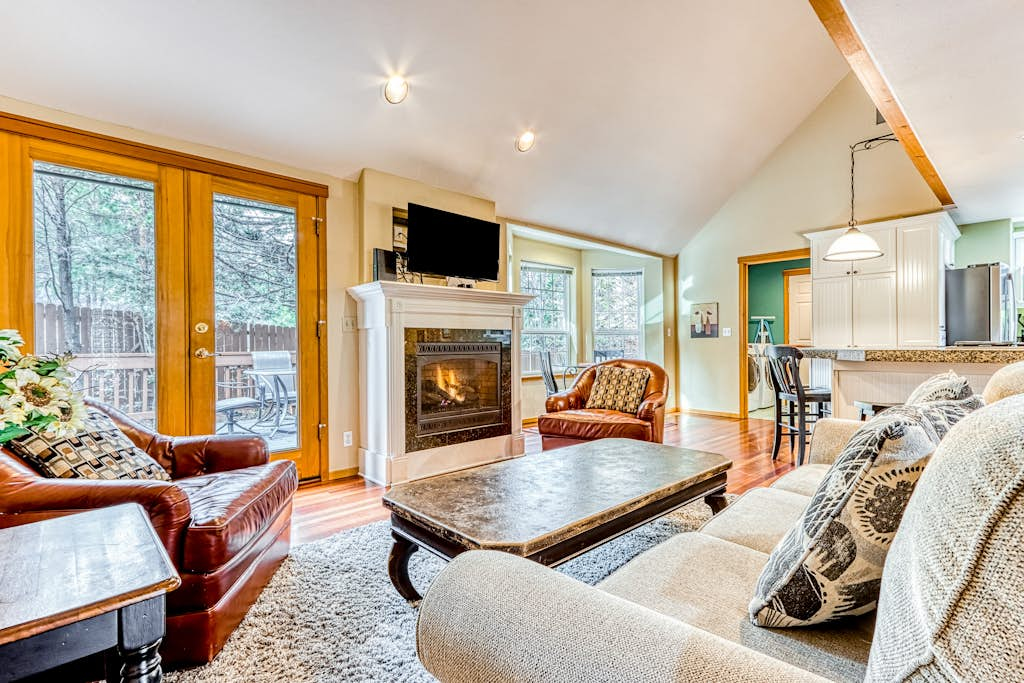 Westside Craftsman with enclosed yard & jetted tub