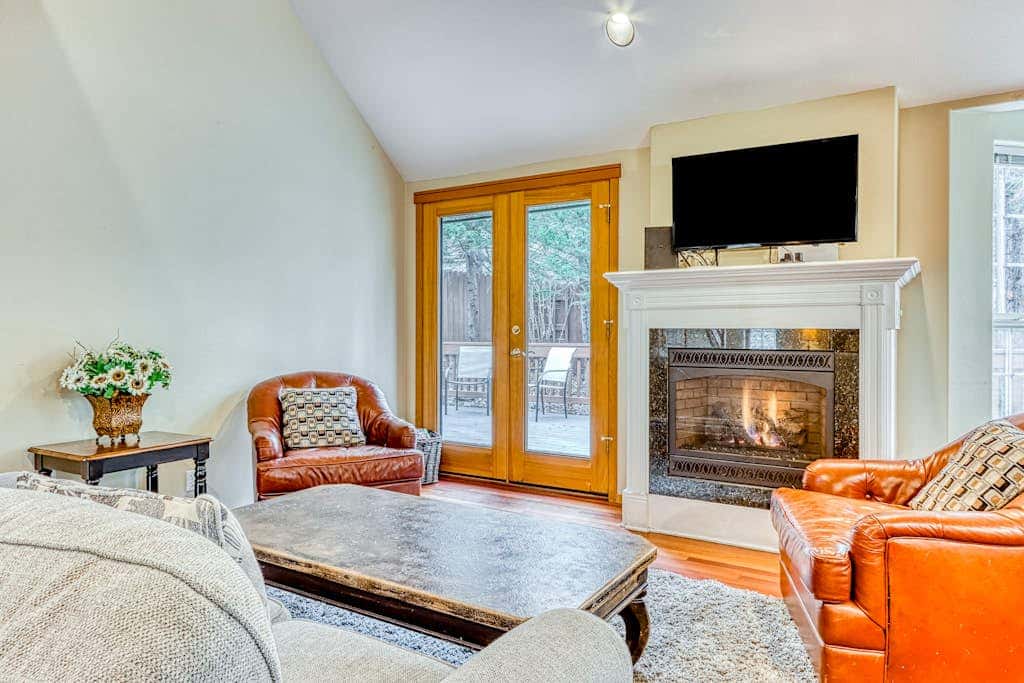 Westside Craftsman with enclosed yard & jetted tub