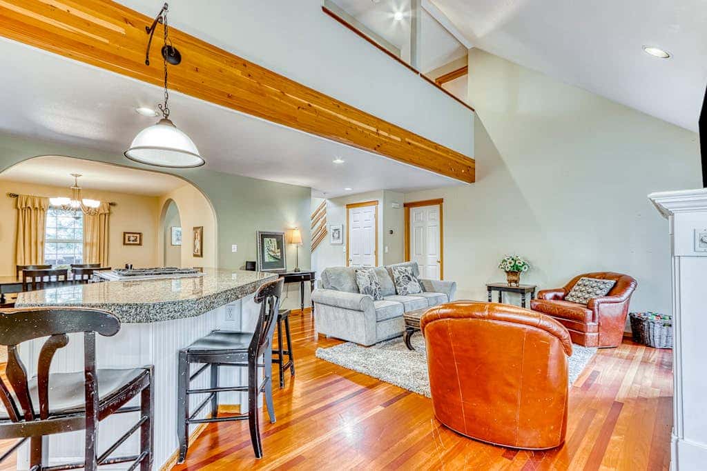 Westside Craftsman with enclosed yard & jetted tub