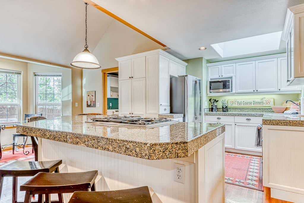 Westside Craftsman with enclosed yard & jetted tub