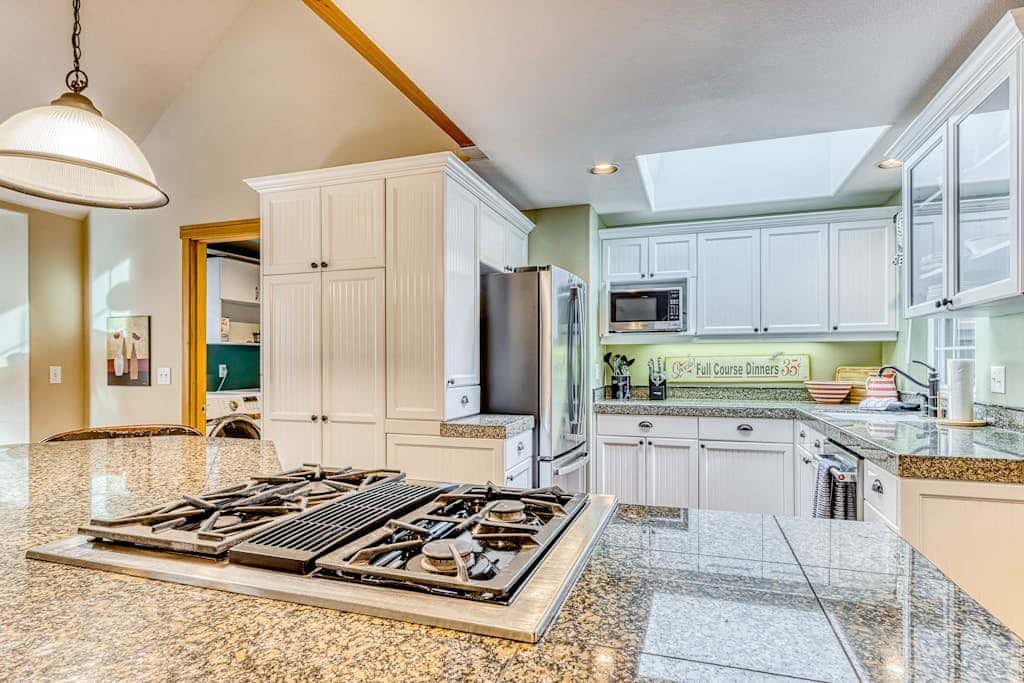 Westside Craftsman with enclosed yard & jetted tub