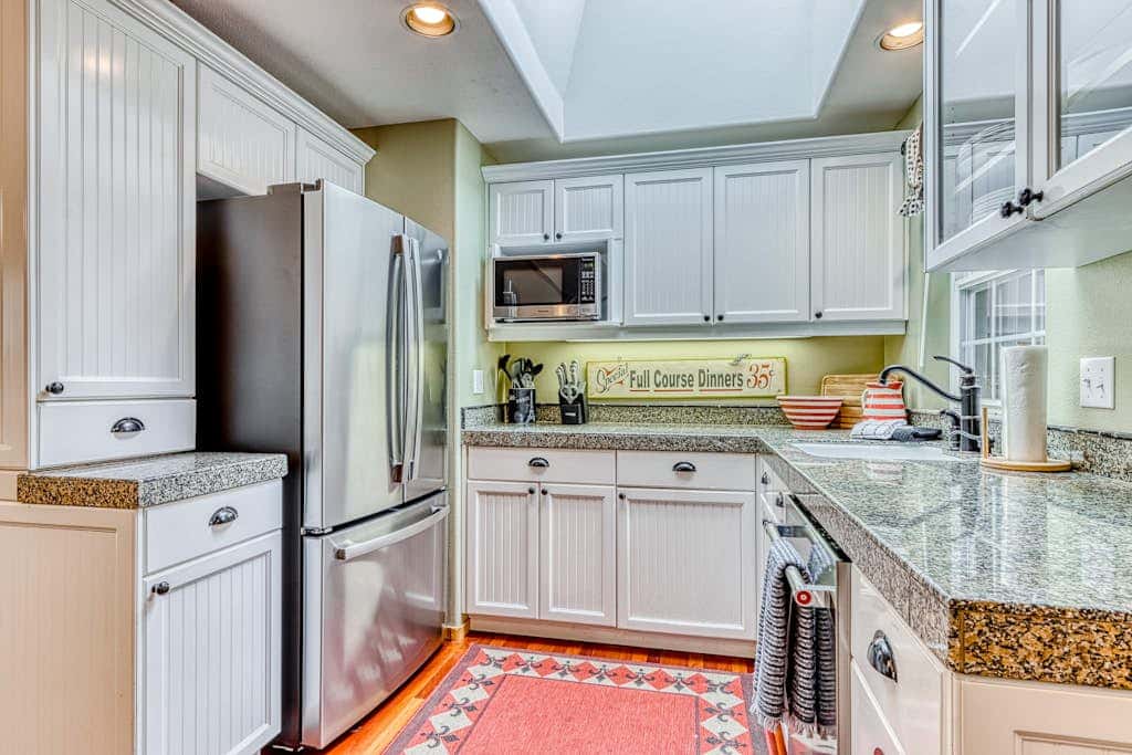 Westside Craftsman with enclosed yard & jetted tub