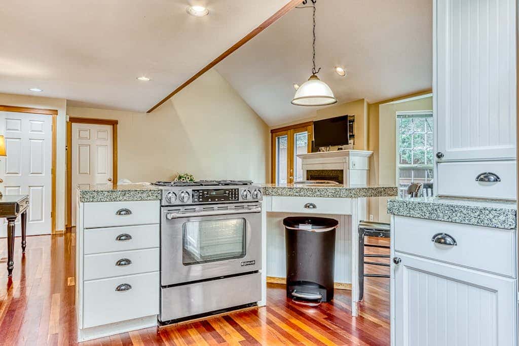 Westside Craftsman with enclosed yard & jetted tub