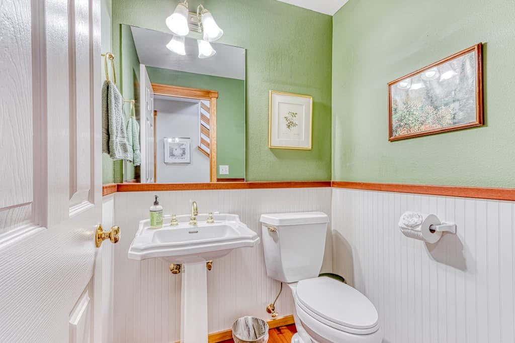 Westside Craftsman with enclosed yard & jetted tub
