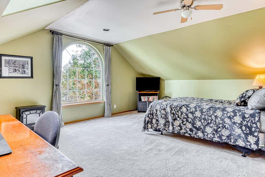 Westside Craftsman with enclosed yard & jetted tub