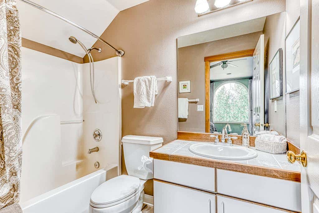 Westside Craftsman with enclosed yard & jetted tub