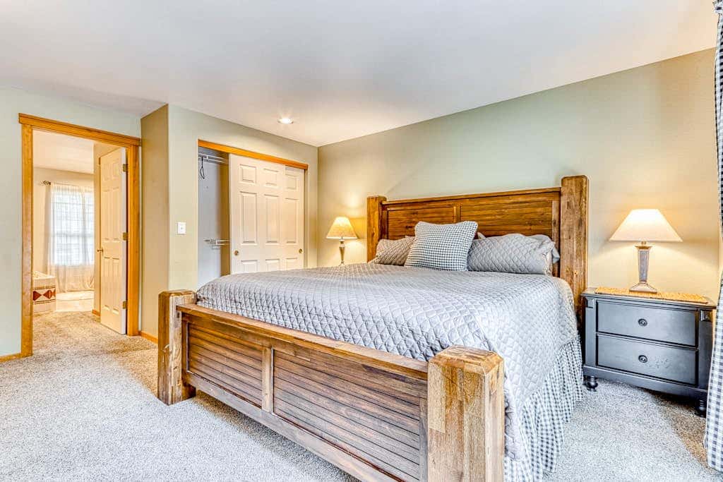 Westside Craftsman with enclosed yard & jetted tub