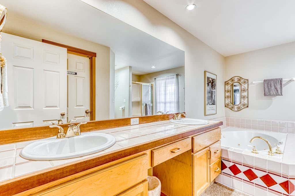 Westside Craftsman with enclosed yard & jetted tub