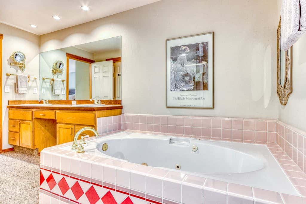 Westside Craftsman with enclosed yard & jetted tub