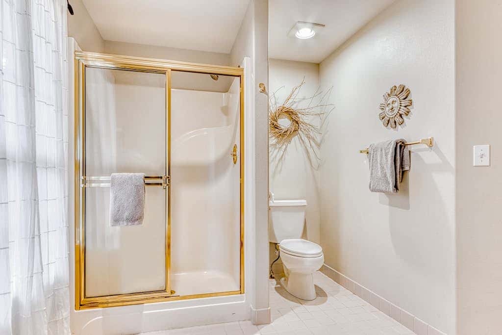 Westside Craftsman with enclosed yard & jetted tub