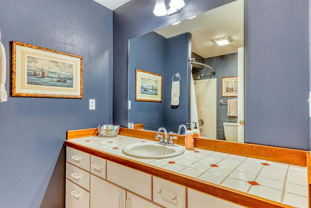 Westside Craftsman with enclosed yard & jetted tub