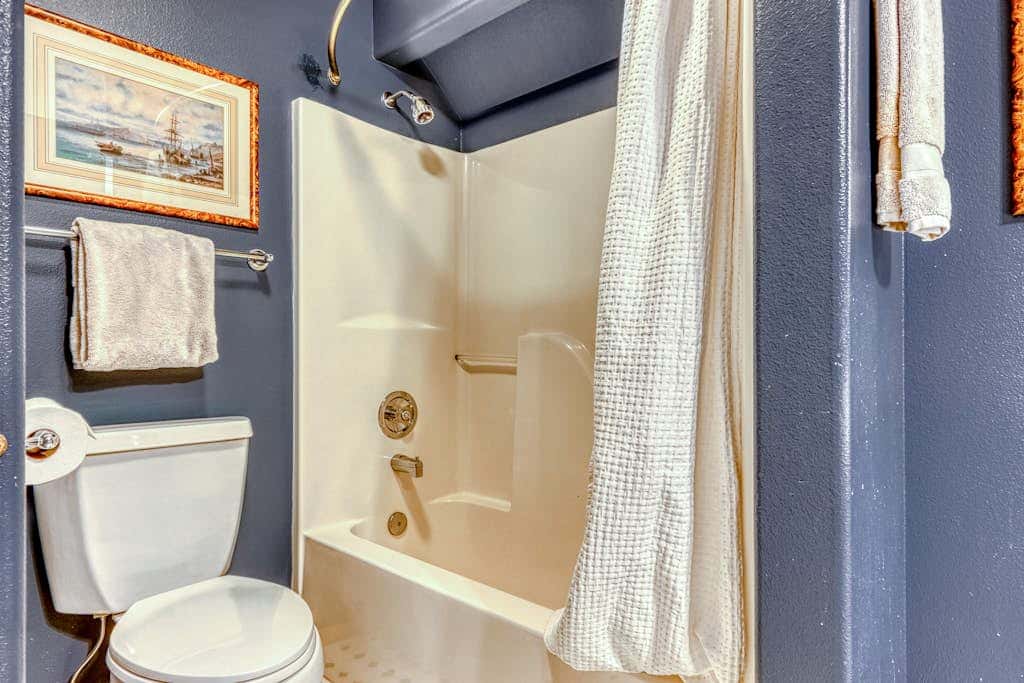 Westside Craftsman with enclosed yard & jetted tub