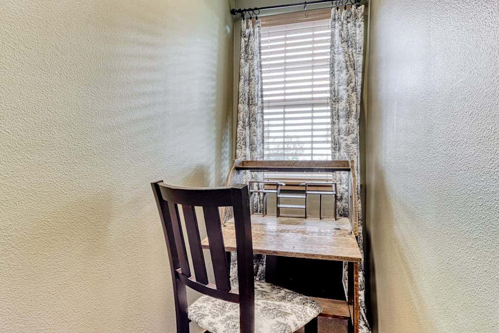 Westside Craftsman with enclosed yard & jetted tub